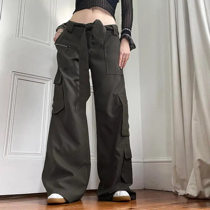 Lovemi – Lounge-Hose mit Schnürung, niedrigem Bund und asymmetrischer Tasche