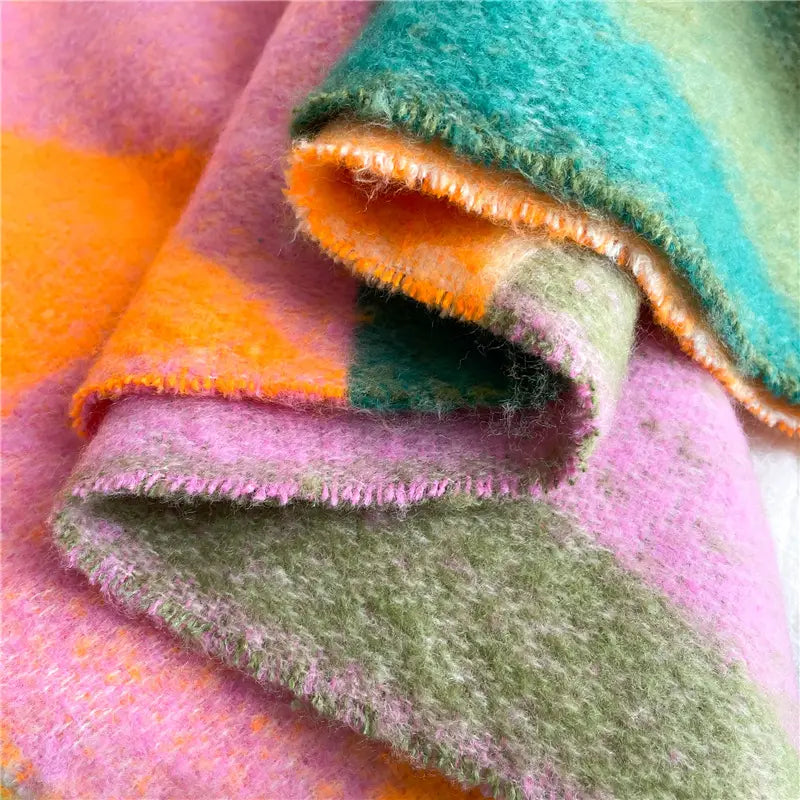 Verdickter, warmer, farblich passender Schal mit geometrischem Dreieck