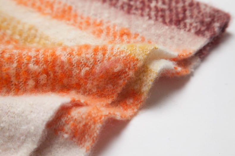 Verdickter Schal aus kreisförmigem Garn mit groben Fransen und gemischten Farben