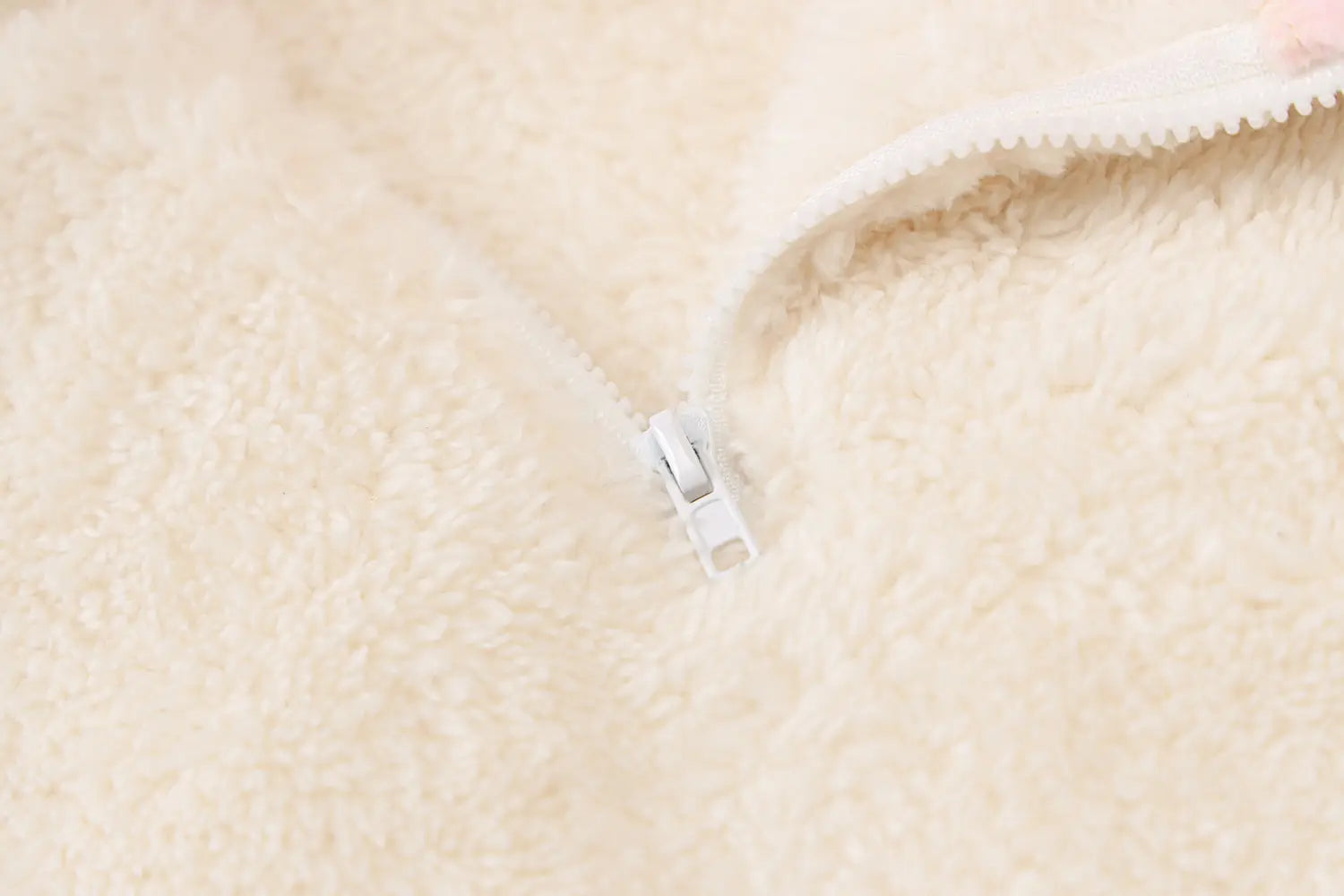 Lovemi – Farbkontrast-Top aus Baumwollsamt mit Reißverschluss am Revers