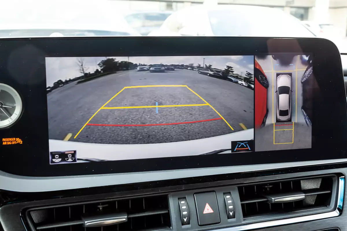 Lexus ES Apple Carplay flawlessly operates Factory Reverse Camera