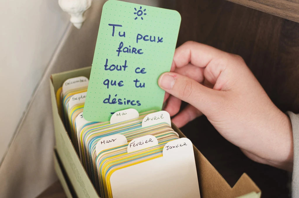 Jemand holt eine Karteikarte aus einer Tagebuchbox, auf der steht: „Du kannst machen, was du willst.“