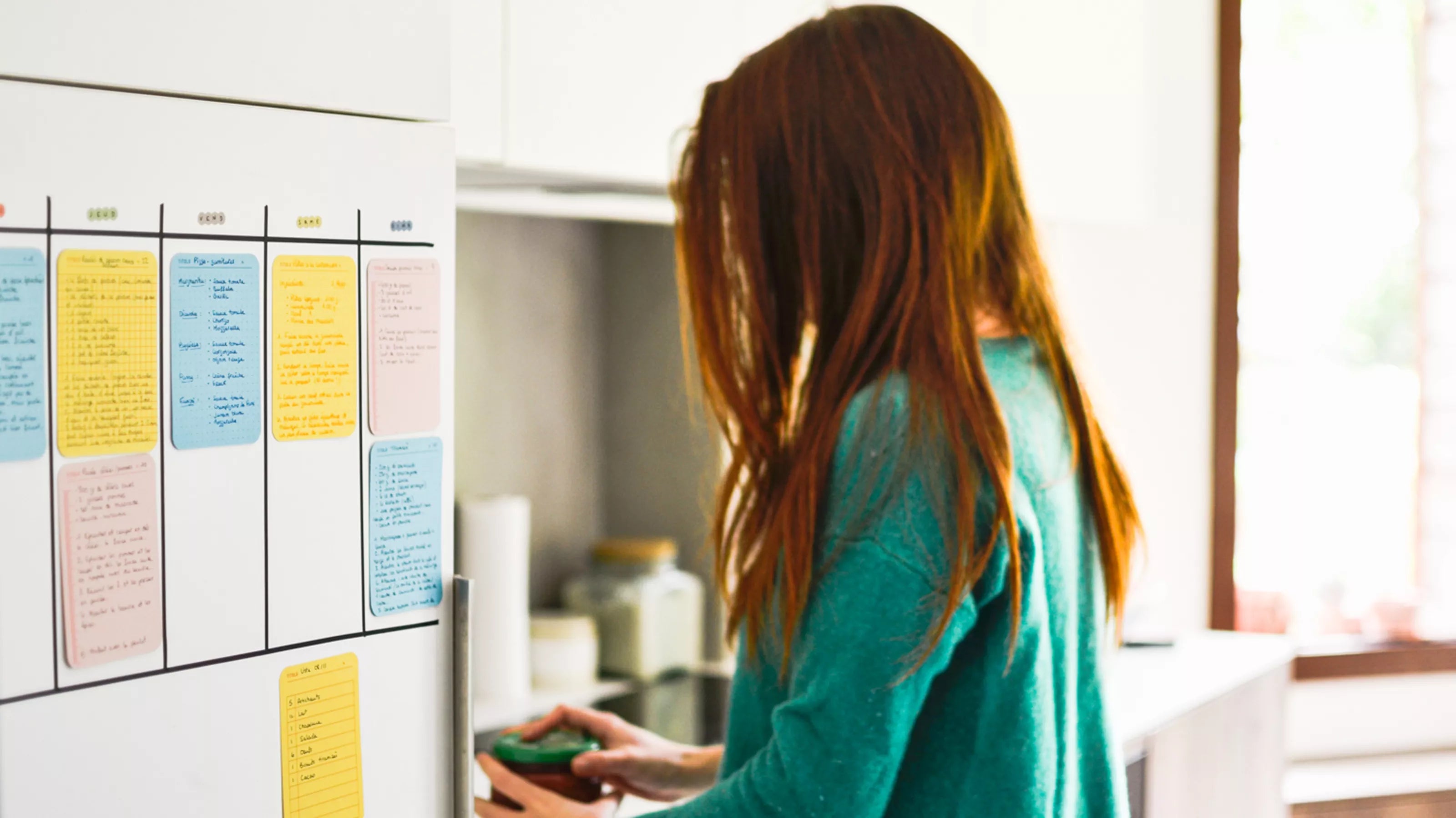 planning des repas de la semaine et liste de courses sur un frigo pour faire des économies en faisant les courses