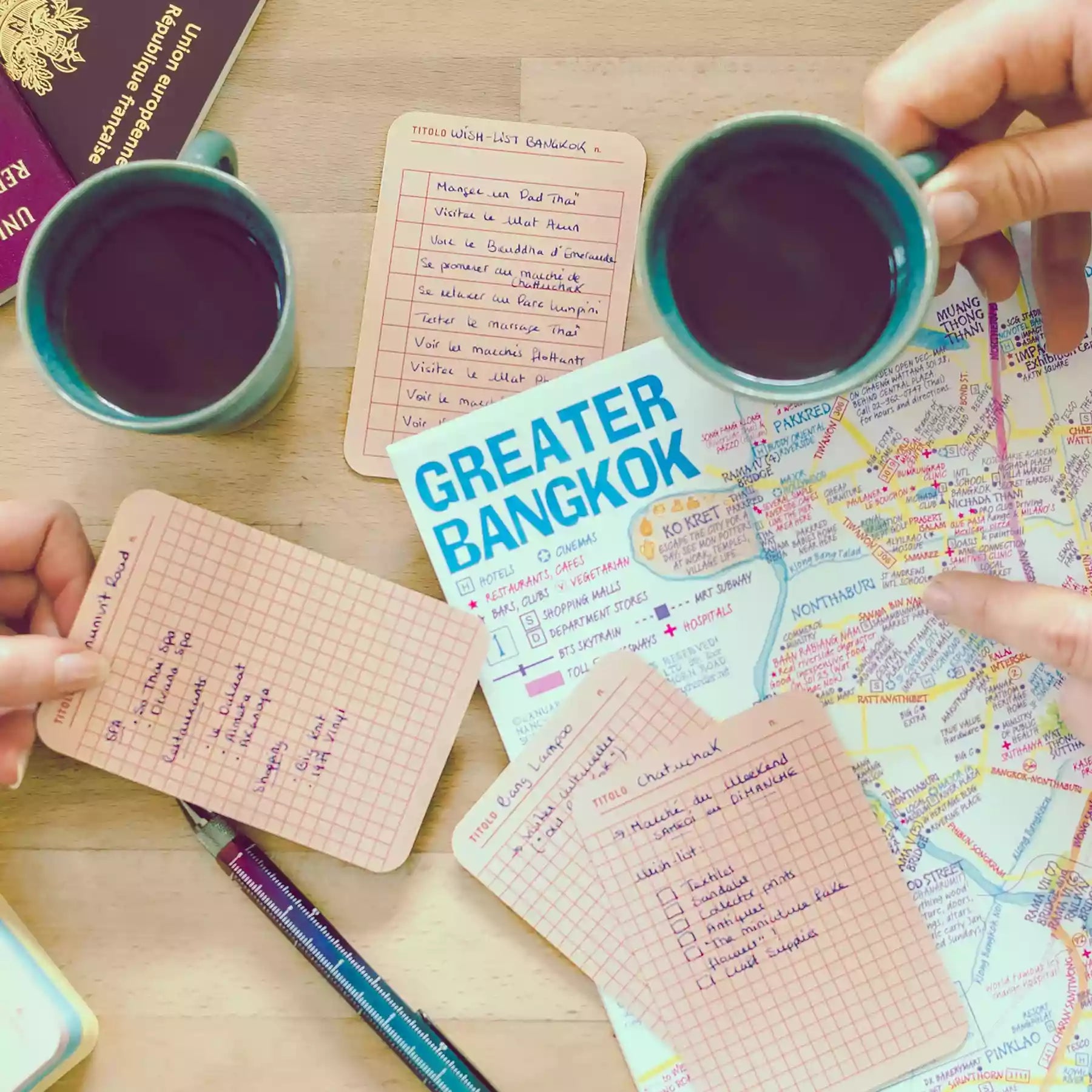 Wählen Sie die Route Ihrer Reise sorgfältig aus. Pinke Foglietto-Notizkarten auf einer Karte von Bangkok