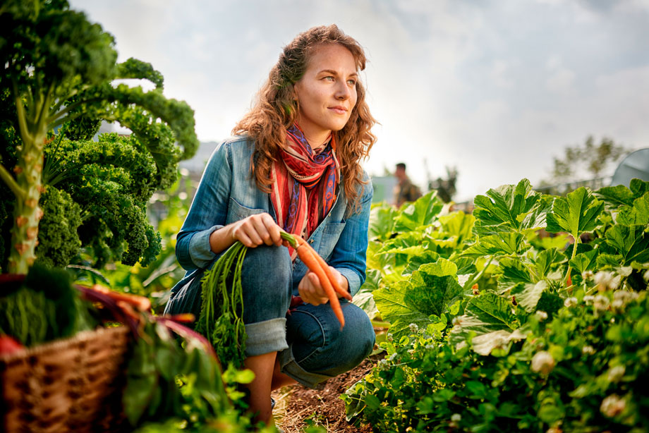 Woman with carrots and rolled up jeans - Etshera