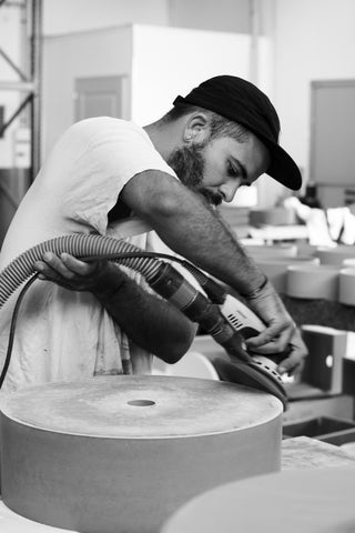 Fabrication d'une vasque béton dans l'atelier béton par nature