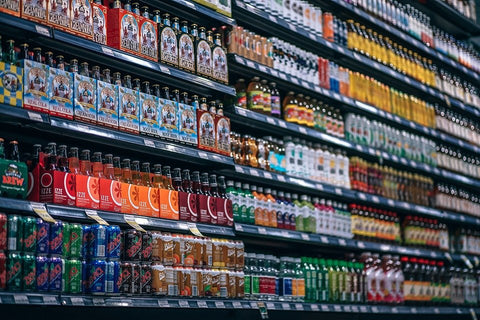 <img src="https://pixabay.com/ja/photos/飲料-ボトル-棚-缶-3105631/" alt="スーパーマーケットの棚に並んでいる数々の飲料">