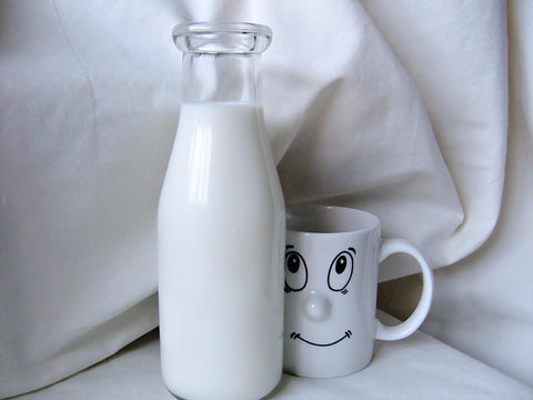 <img src="https://pixabay.com/ja/photos/ミルク-牛-飲む-カルシウム-642734/" alt="瓶入りのミルクとスマイルマークがプリントされたマグカップ">