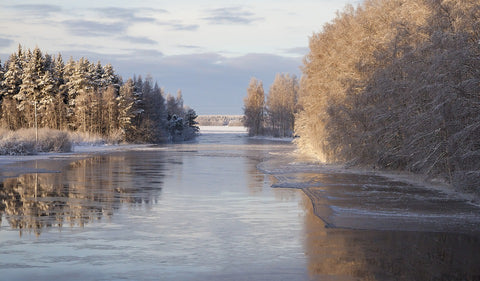 <img src="https://pixabay.com/ja/photos/川-冬-自然-凍った-氷-6670704/" alt="凍った川に景色が反射している冬のフィンランド">