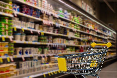 <img src="https://pixabay.com/ja/photos/スーパーマーケット-カート-5202138/" alt="スーパーマーケットの商品棚の前に置かれたショッピングカート">