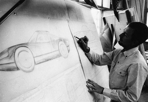Le designer Ferdinand Alexander Porsche dessinant la 904 GTS