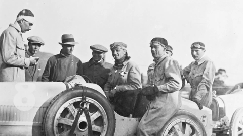 Bugatti Type 35 conduit par le pilote Méo Costantini