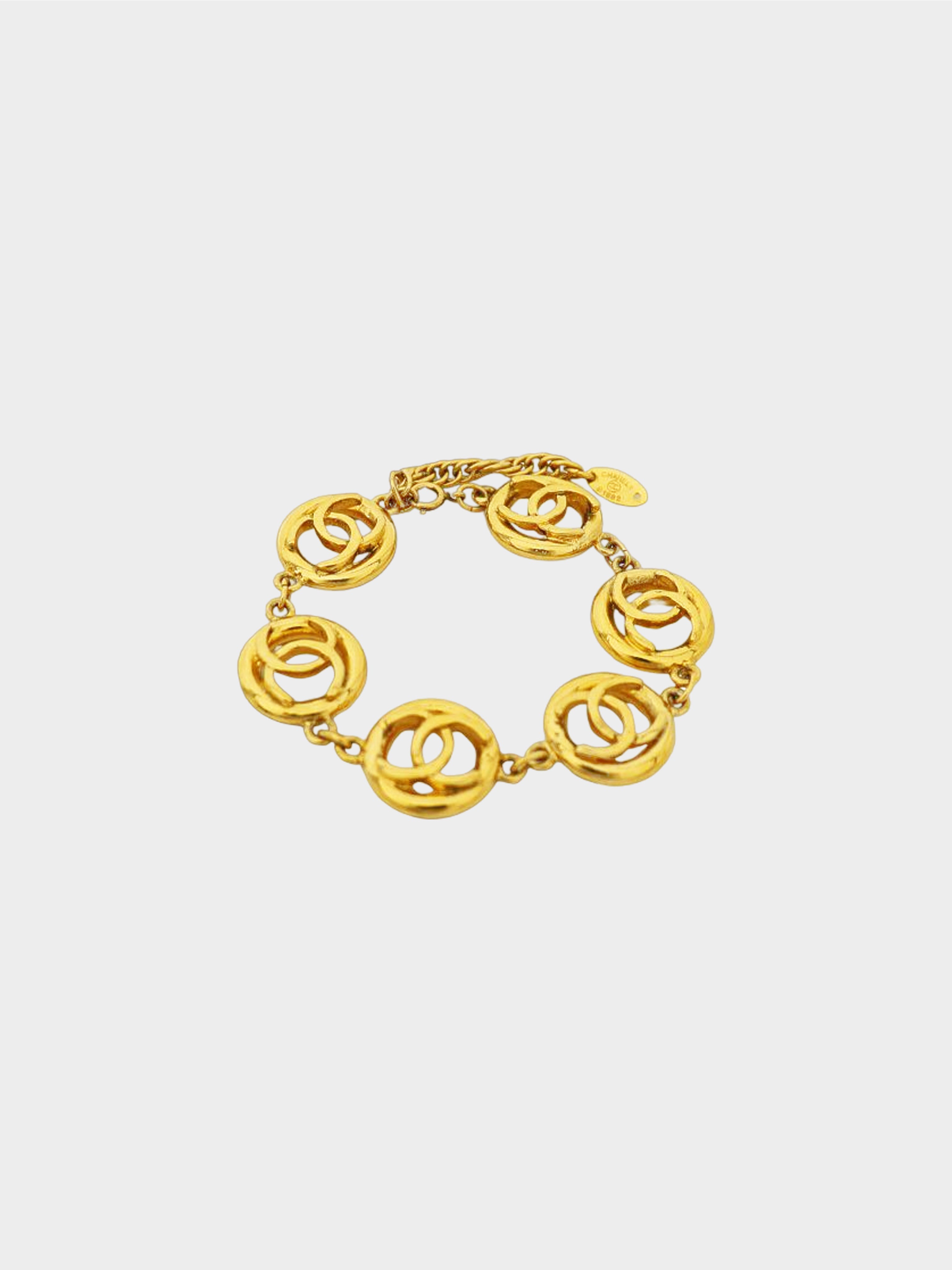 Chanel Vintage Classic Gold Toned Chain Cuff Bracelet For Sale at 1stDibs |  chanel chain bracelet, chanel gold bracelet cuff, vintage chanel cuff  bracelet