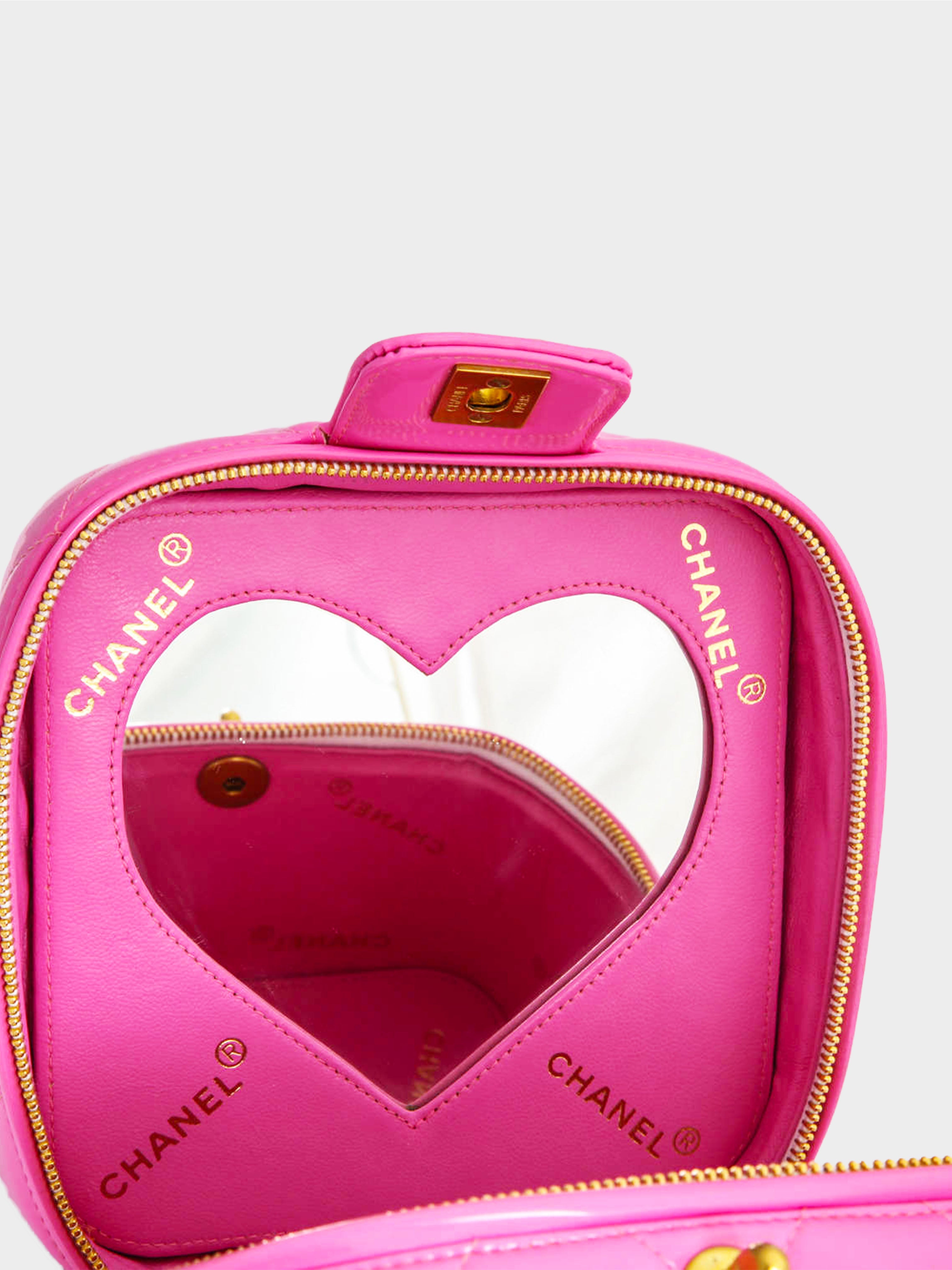 VINTAGE CHANEL 1995 PINK HEART MIRROR VANITY CASE BAG ❤ liked on Polyvore  featuring beauty products, beauty accessor…