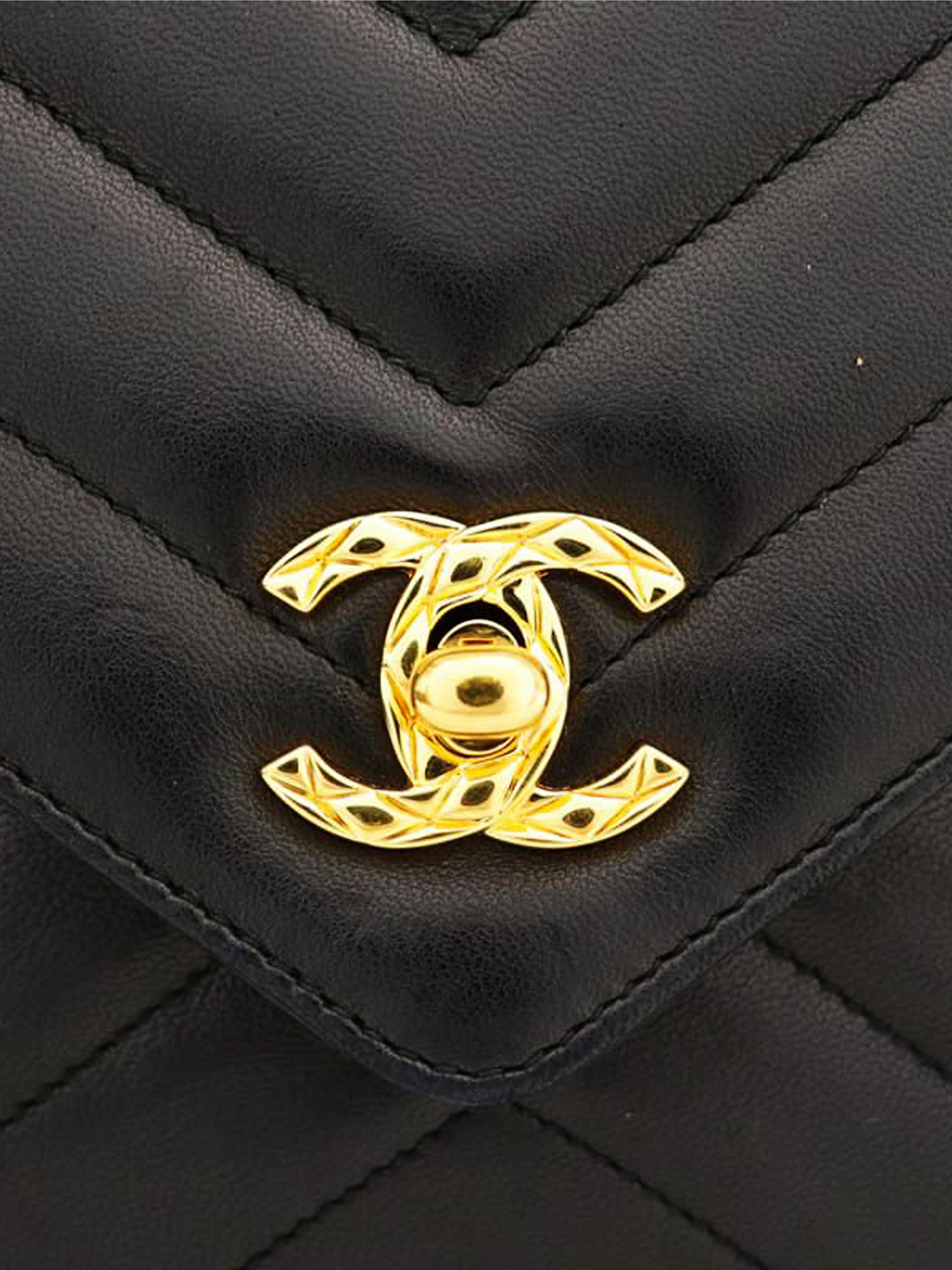 Chanel Around 1995 Made Chevron Stitch V Flap Turn-Lock Chain Bag Black