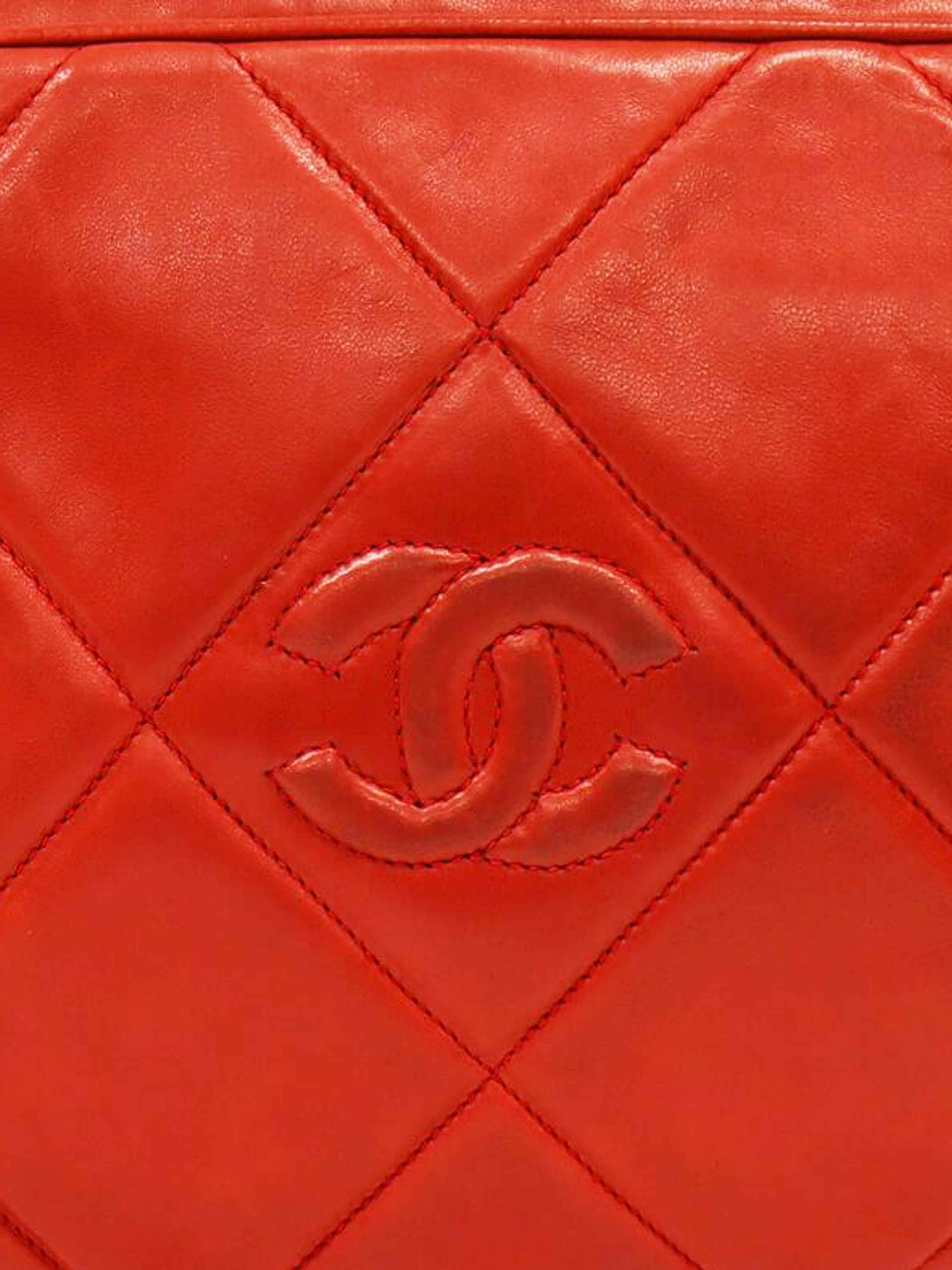 Chanel 1995-1996 Matelasse Turn Lock Chain Shoulder Bag · INTO