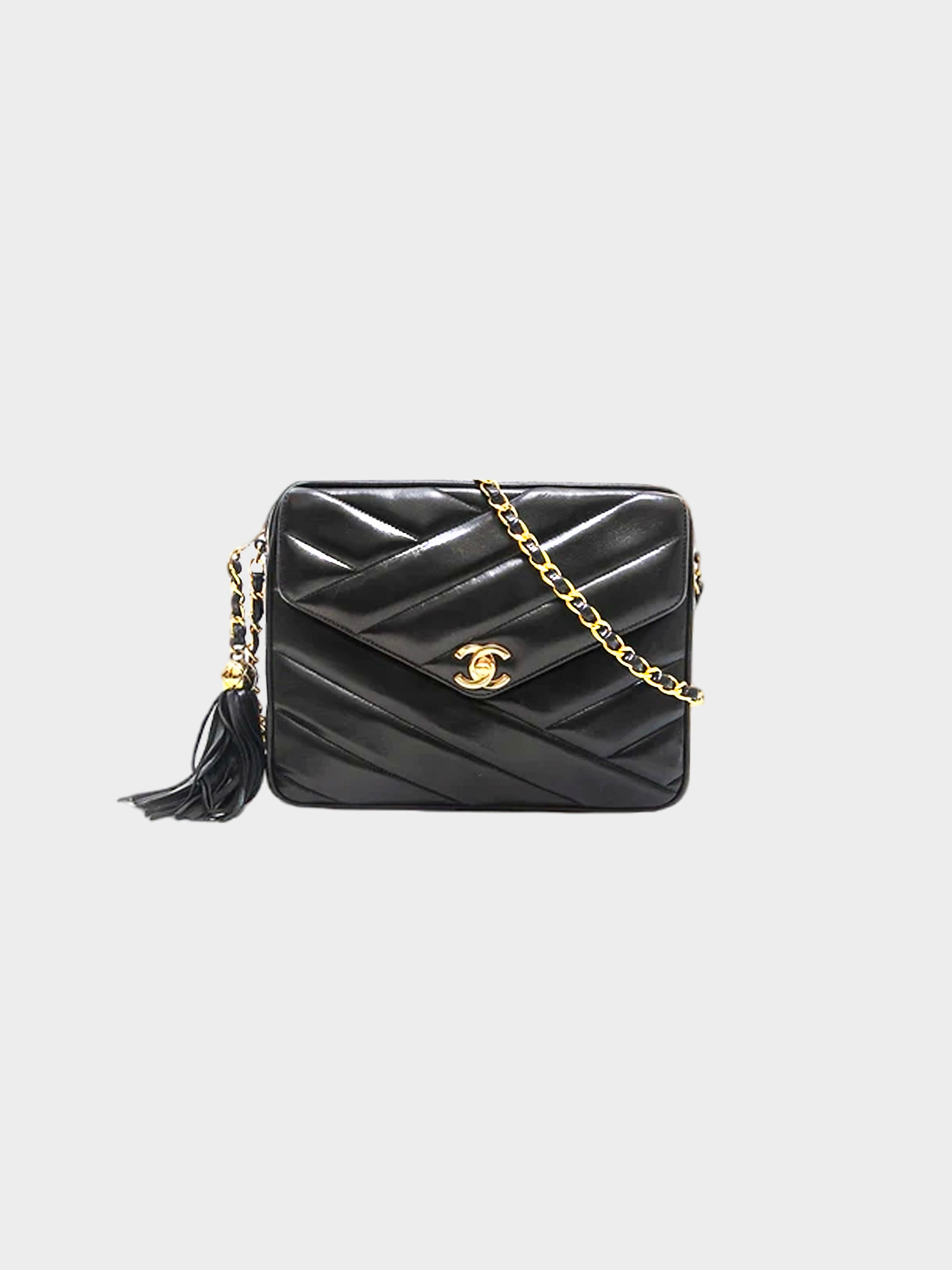 Chanel 1990-1991 Matelasse Turn Lock Chain Shoulder Bag · INTO