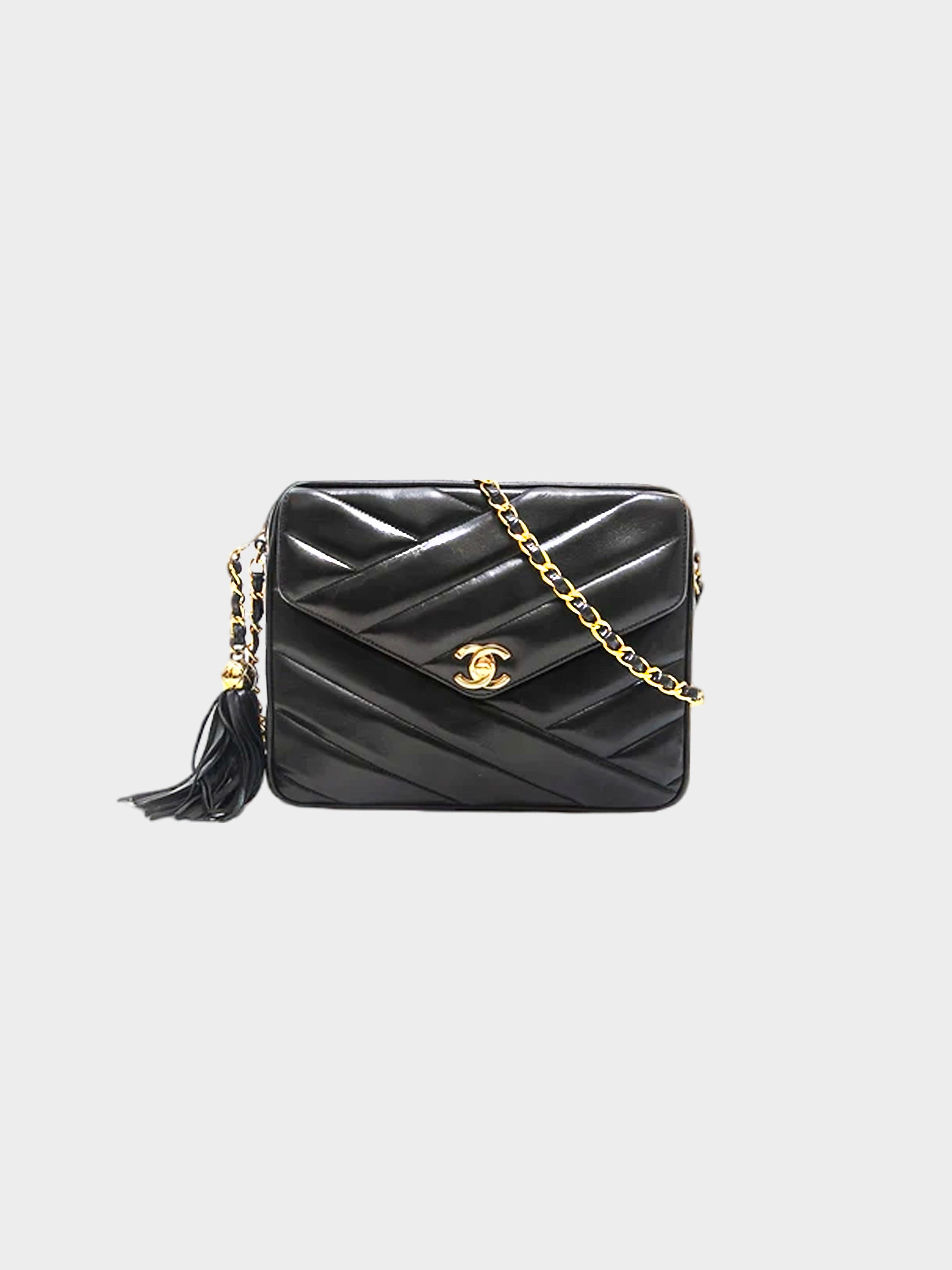 Chanel 1995-1996 Matelasse Turn Lock Chain Shoulder Bag · INTO