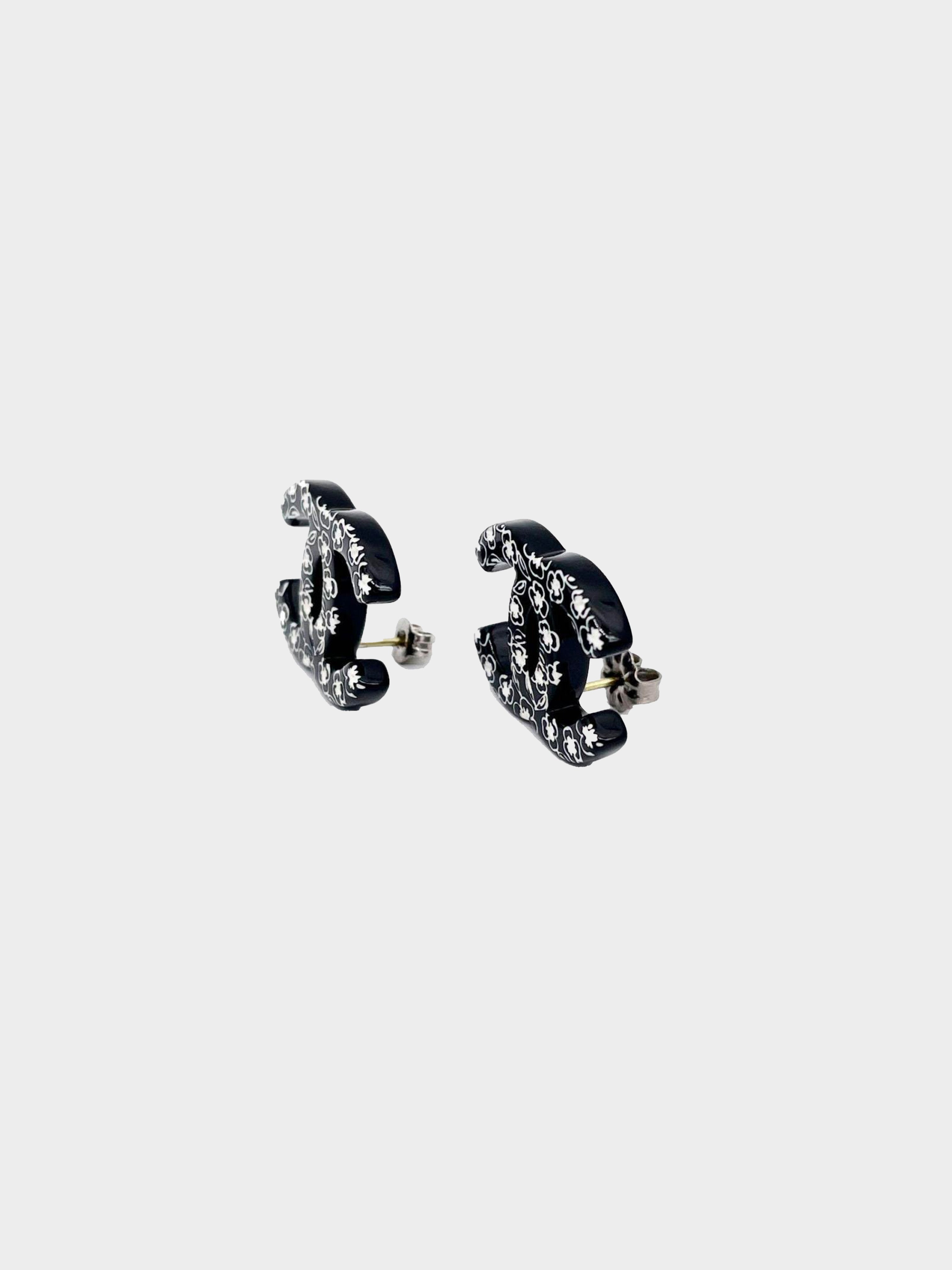 Cc earrings Chanel Black in Plastic - 20769756