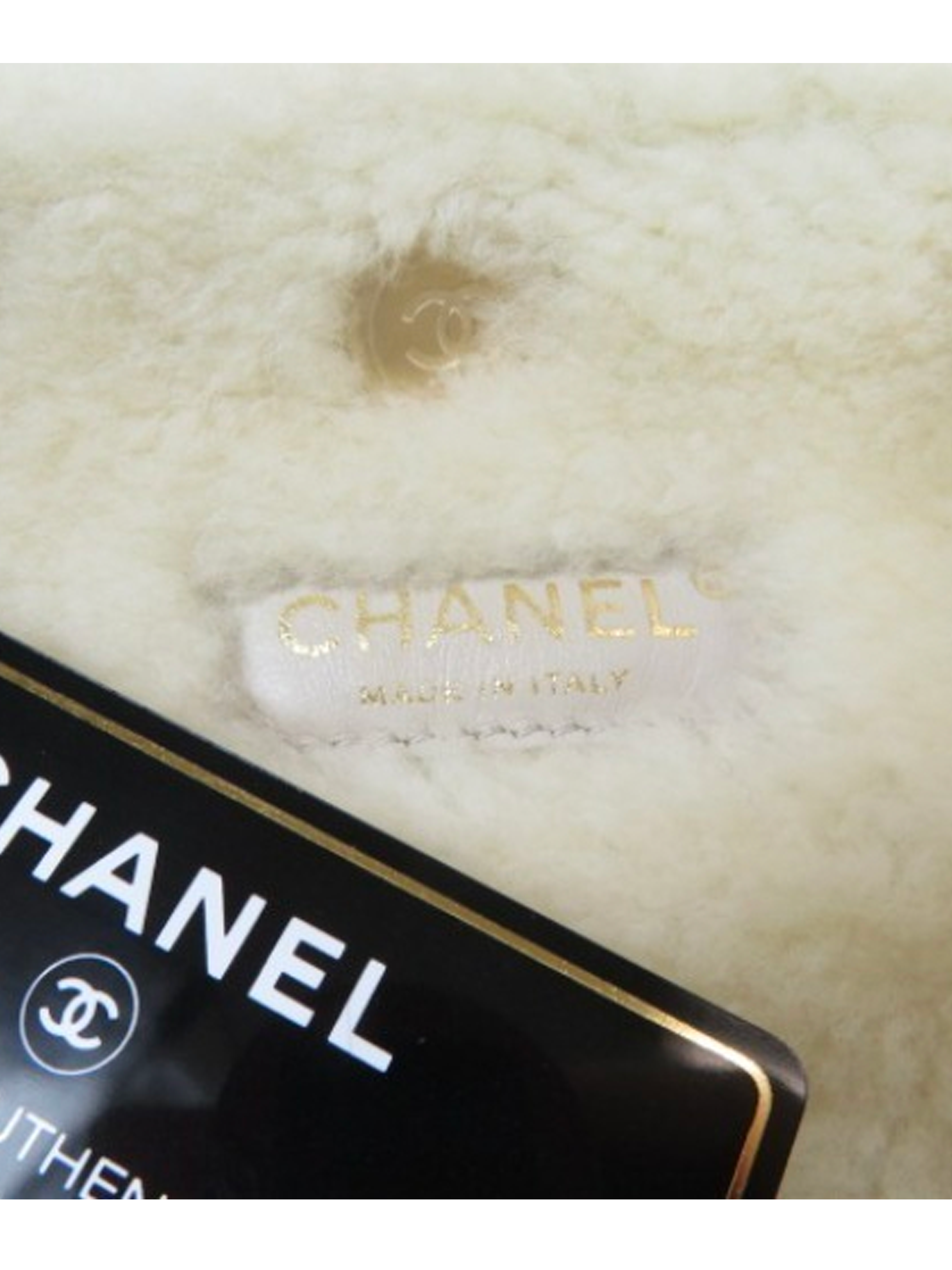Golden Fashion on X: Fluffy Chanel bag 🦋  / X