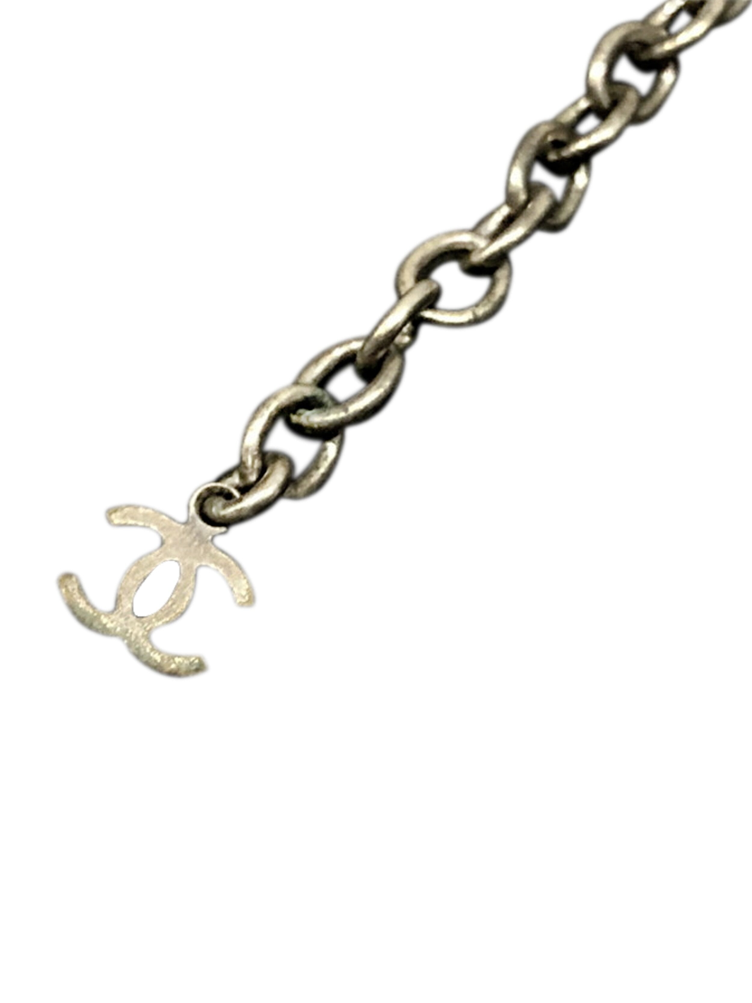 CHANEL Half set in gilded metal consisting of a necklace…