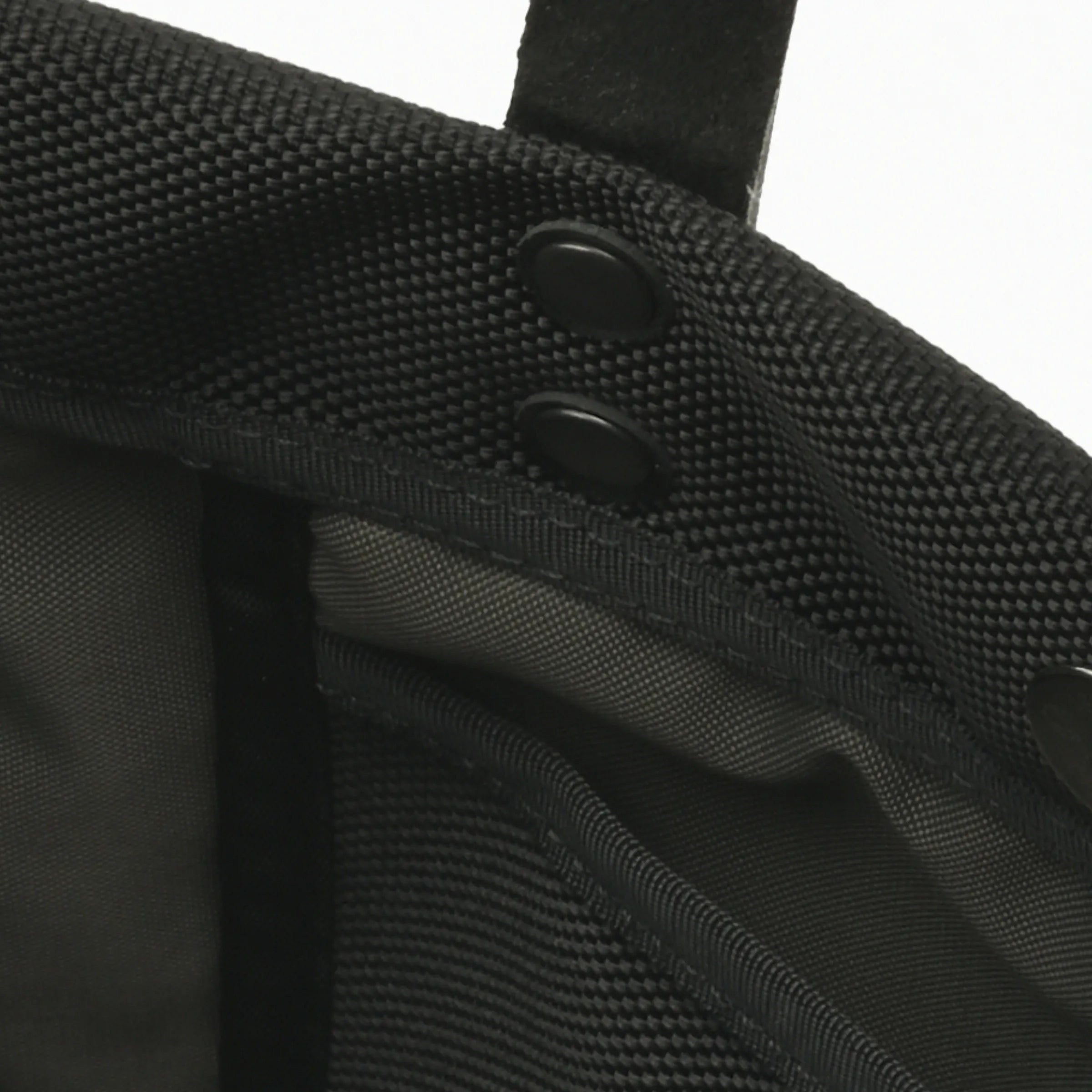 持ち手裏側のカシメに合わせたレザーパーツのアップ