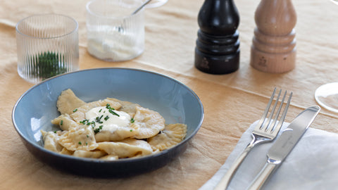 Gedeckter Tisch mit Pelmeni