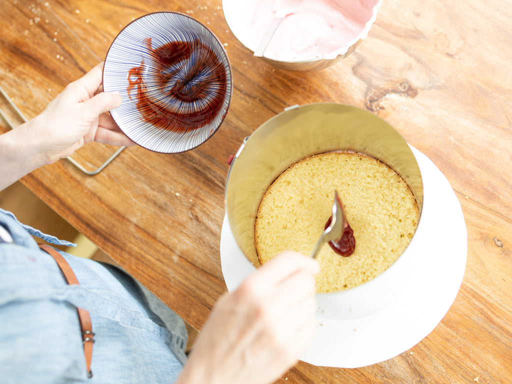 Erdbeertorte Creme glatt streichen