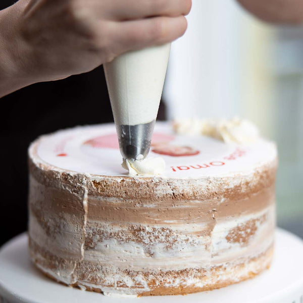 Torte mit Creme verzieren