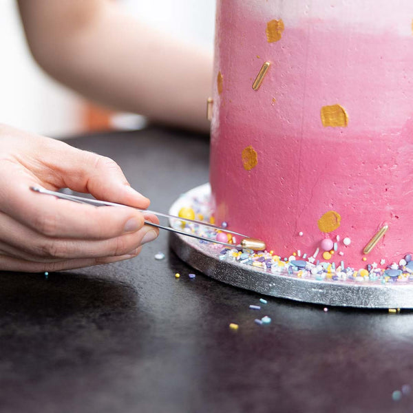 Tortenkünstler Streusel anbringen