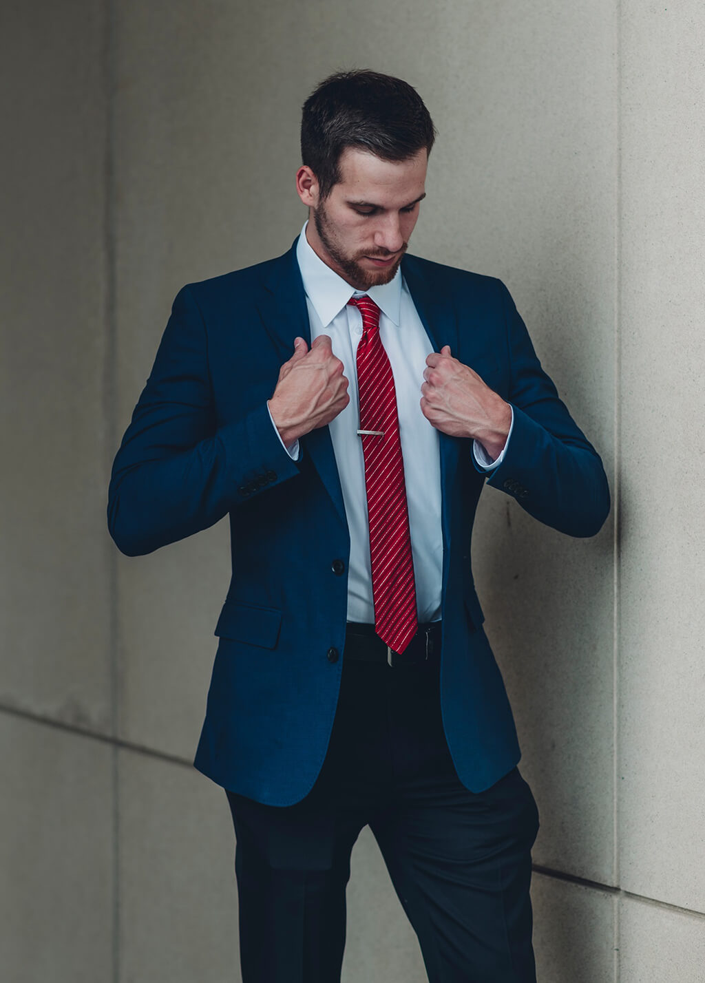 領帶夾可以將領帶固定在襯衫上，是一個美觀與實用兼備的西裝配件。