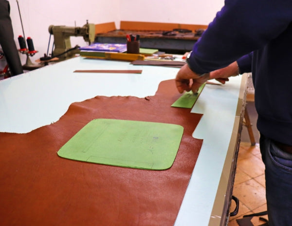 イタリアの伝統的な鞣し製法で作るバケッタレザー