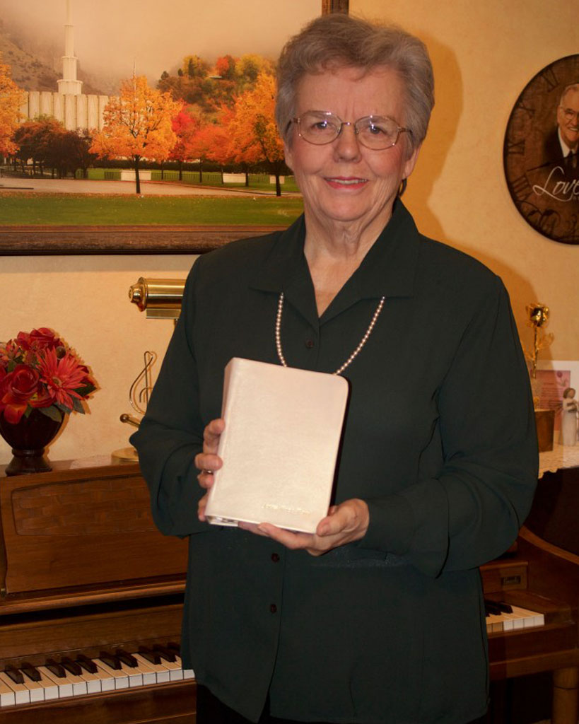 Janice Kapp Perry endorses Custom LDS Scriptures. She loves her personalized colored scriptures from Custom LDS Scriptures.