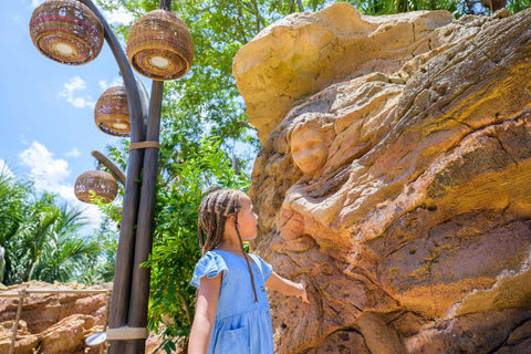 Sculpture sur roche Vaiana au parc Disney Epcot