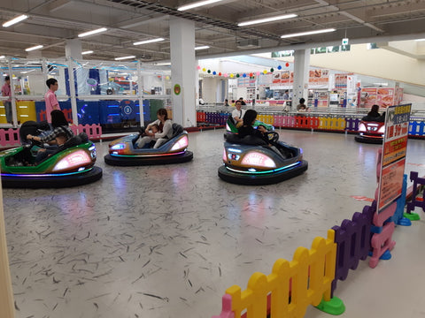 Auto-tamponneuses à batterie dans un centre commercial