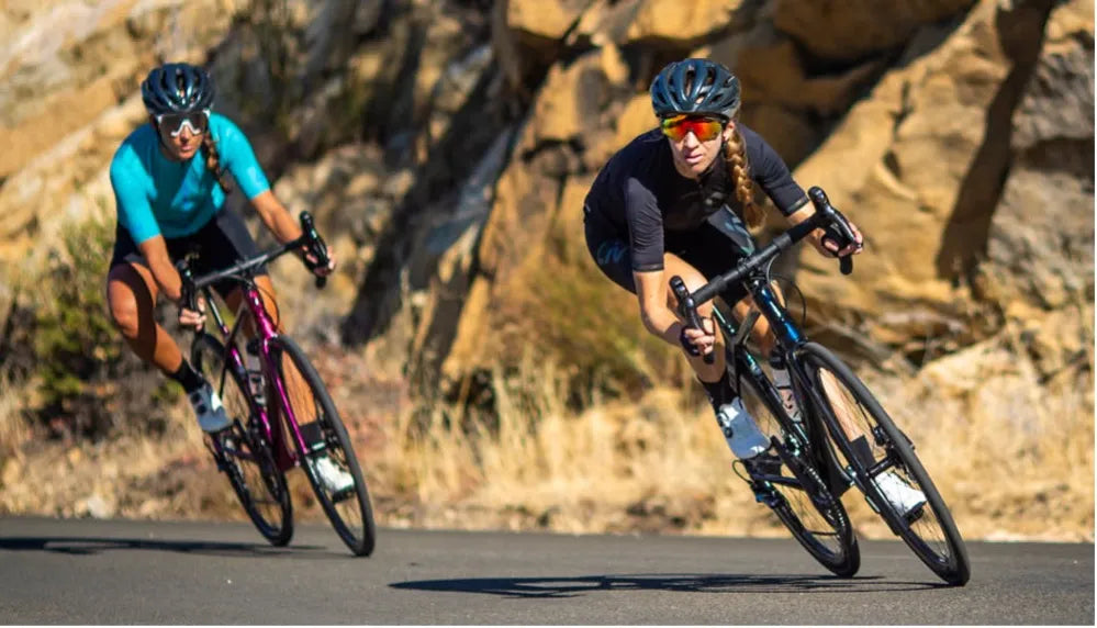 Deux femmes cyclistes qui pratiquent du vélo de route en montagne