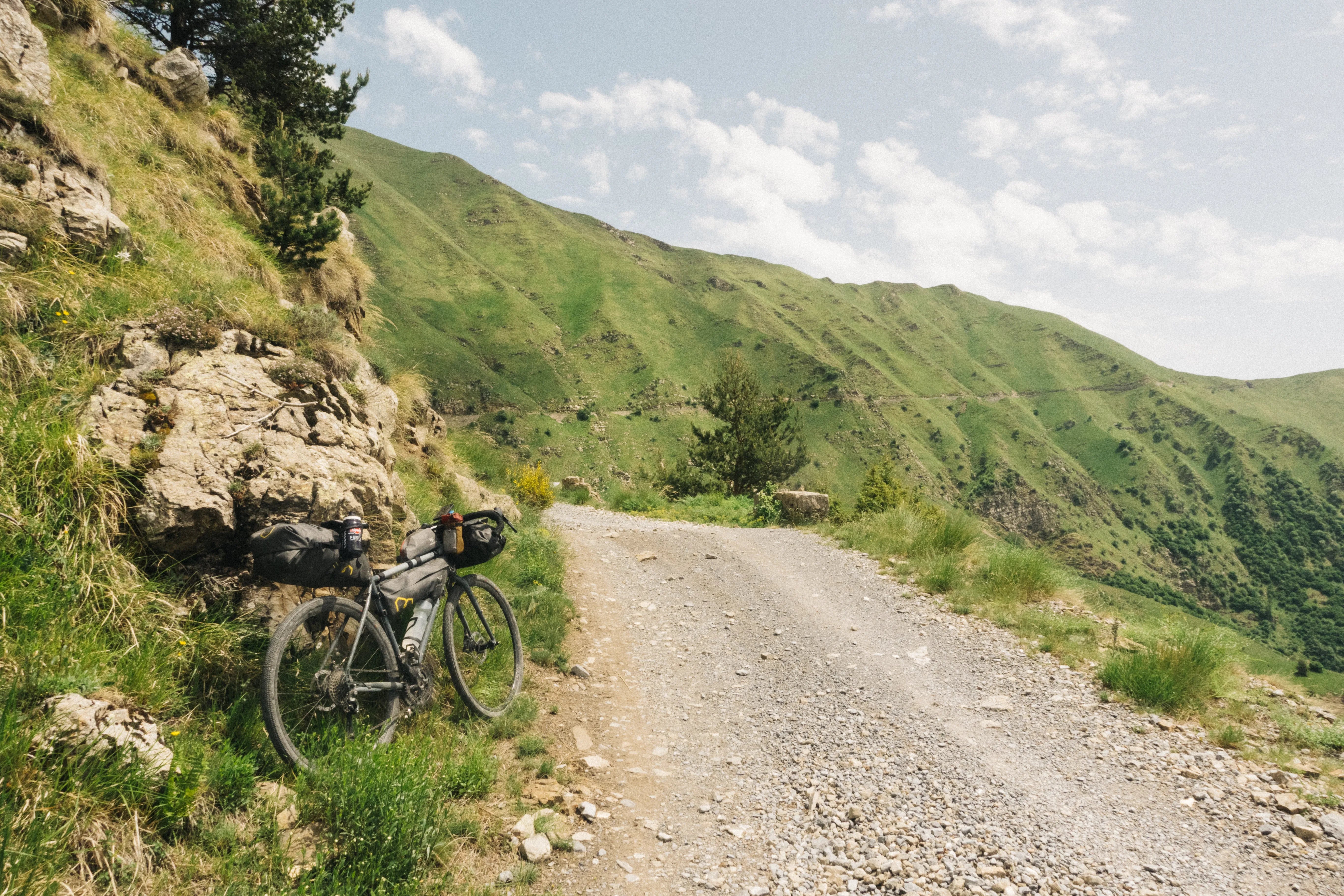 Velo gravel sur un chemin de montagne