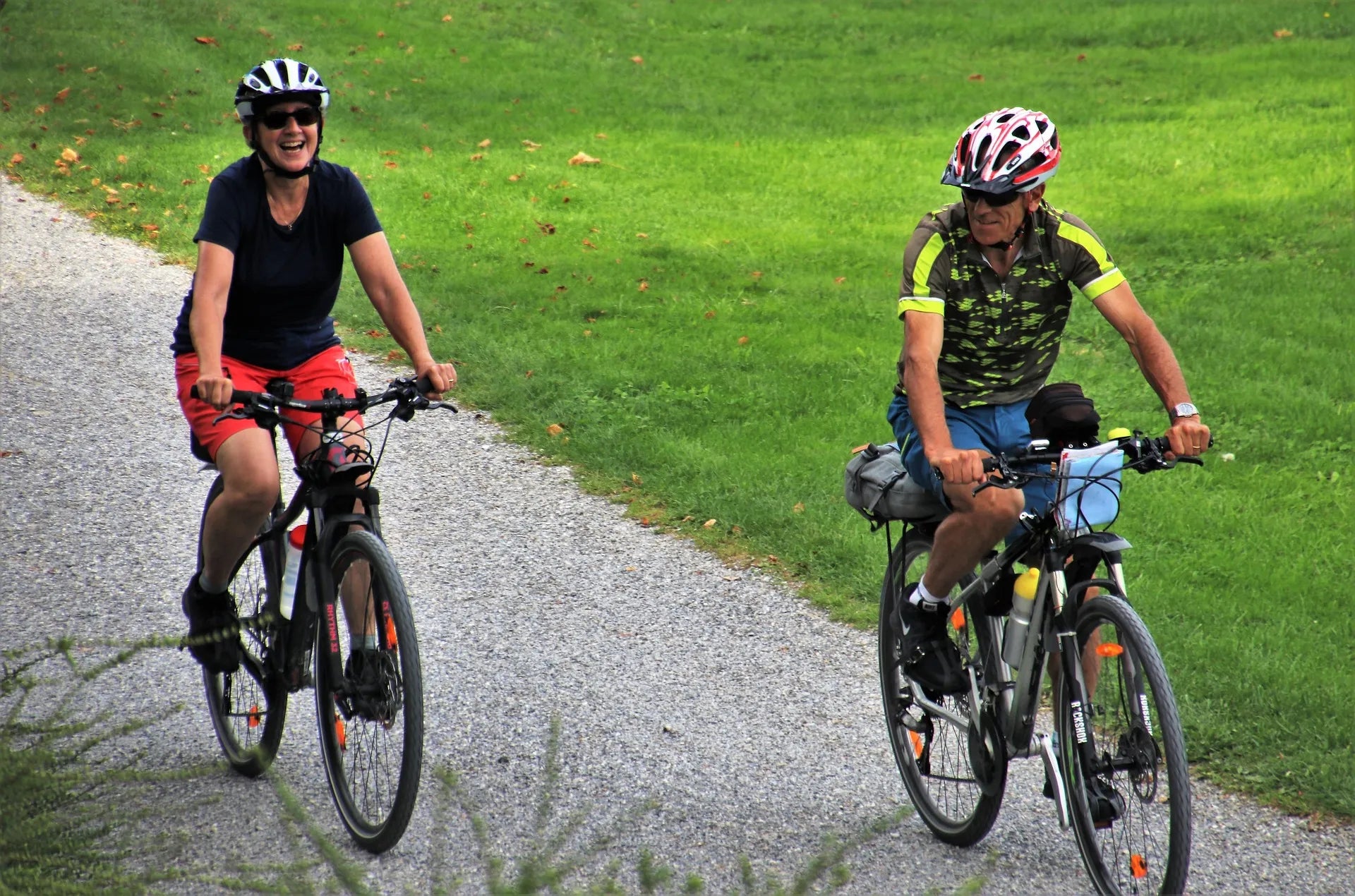 Personnes âgées qui font une balade à vélo sur une route de campagne