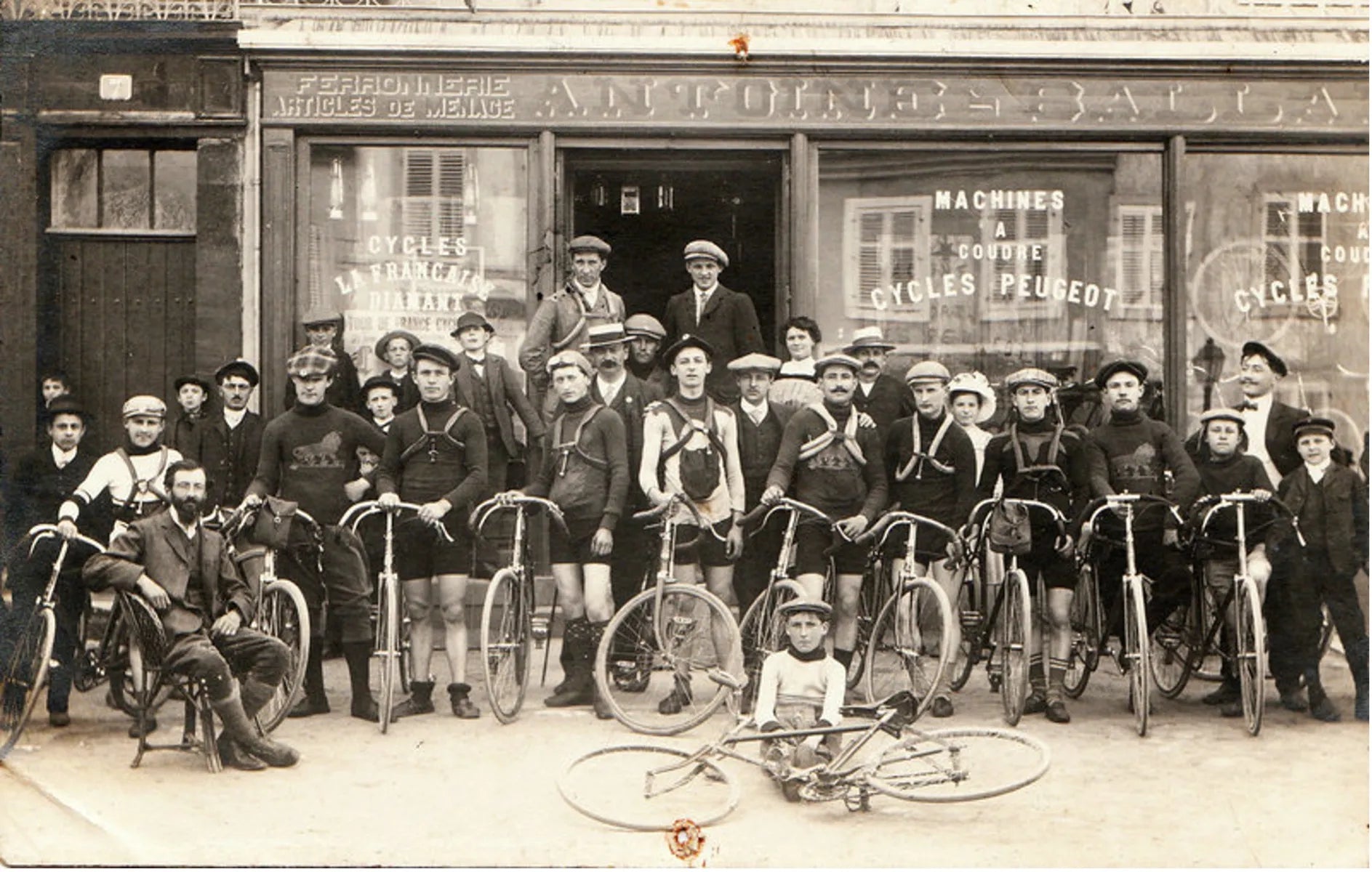 Groupe de cyclistes des années 5O qui portent des bérets avec de vieux vélos