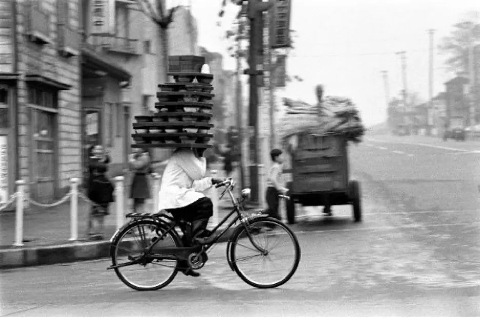 Livreur de nouilles en vélo à Tokyo au milieu du 20e siècle