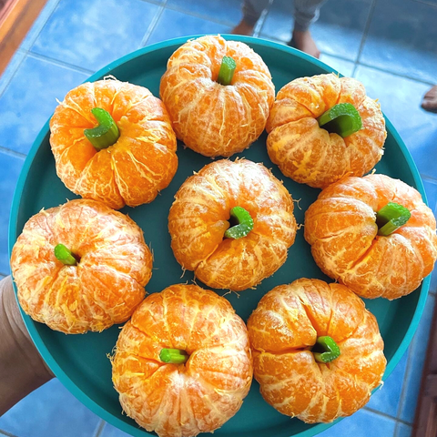 Mandarin Pumpkins made a healthy Halloween Snack 