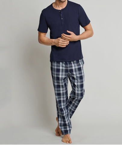 natbukser og pyjamas i blåternet til mænd og kvinder som nattøj