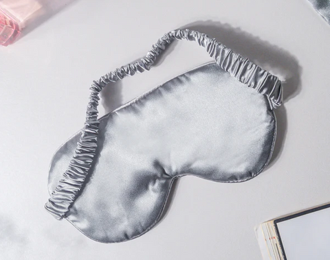 Mulberry Silke sovemaske, silkemaske og øjenmaske i sølv grå med silke elastikrem