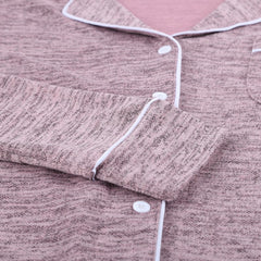 Håndsyet pyjamas i bedste detalje i polyester og rosa rød