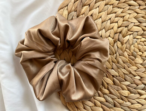 Hårvenlig Scrunchie hårelastik, hårpynt og hårbånd i silke satin 3XL i khaki brun