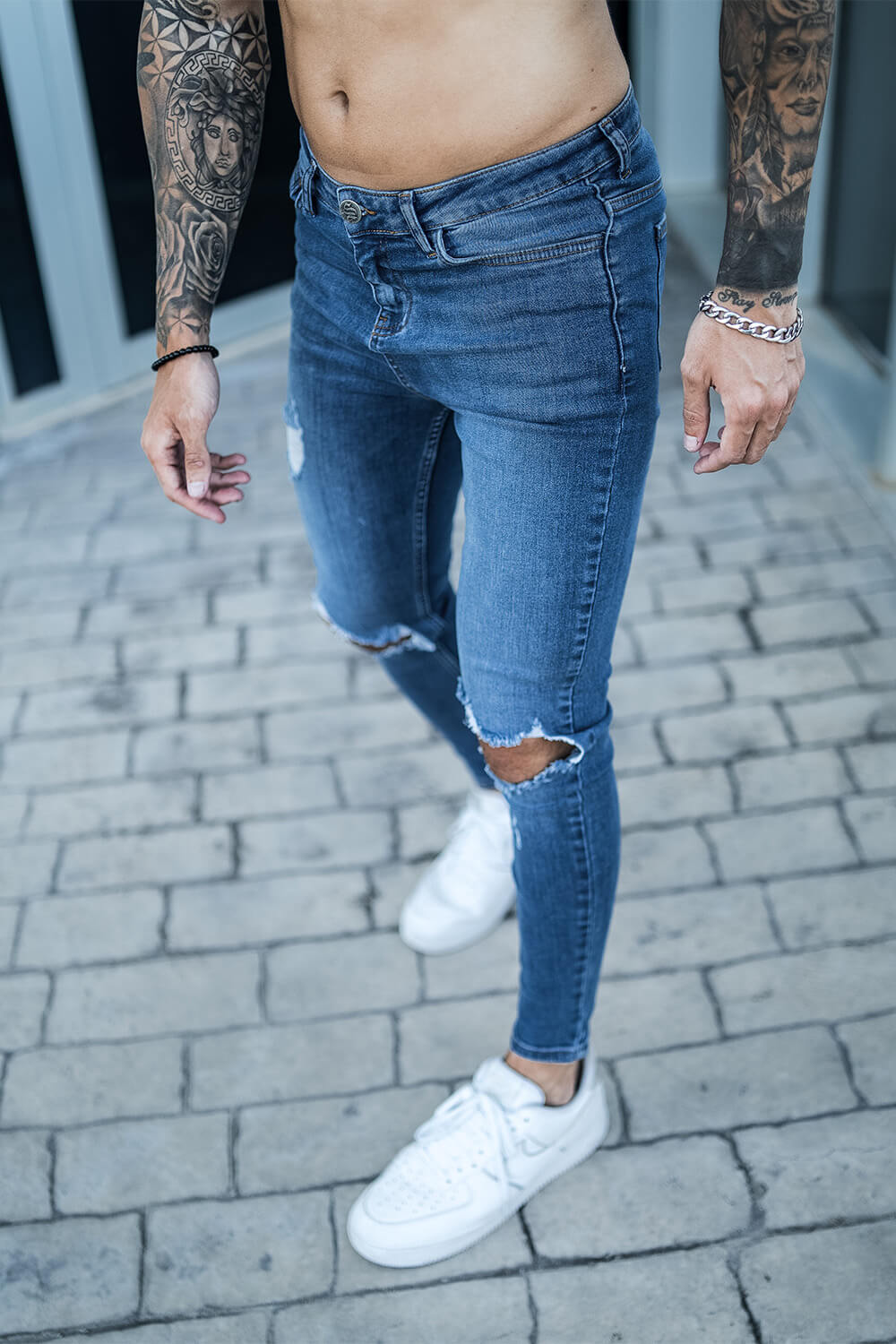 Attire Jeans ajustados desgastados azul oscuro con espray jeans - SINNERS ATTIRE