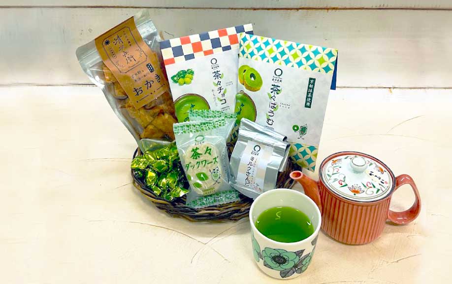 Those who want to enjoy delicious sweets with green tea