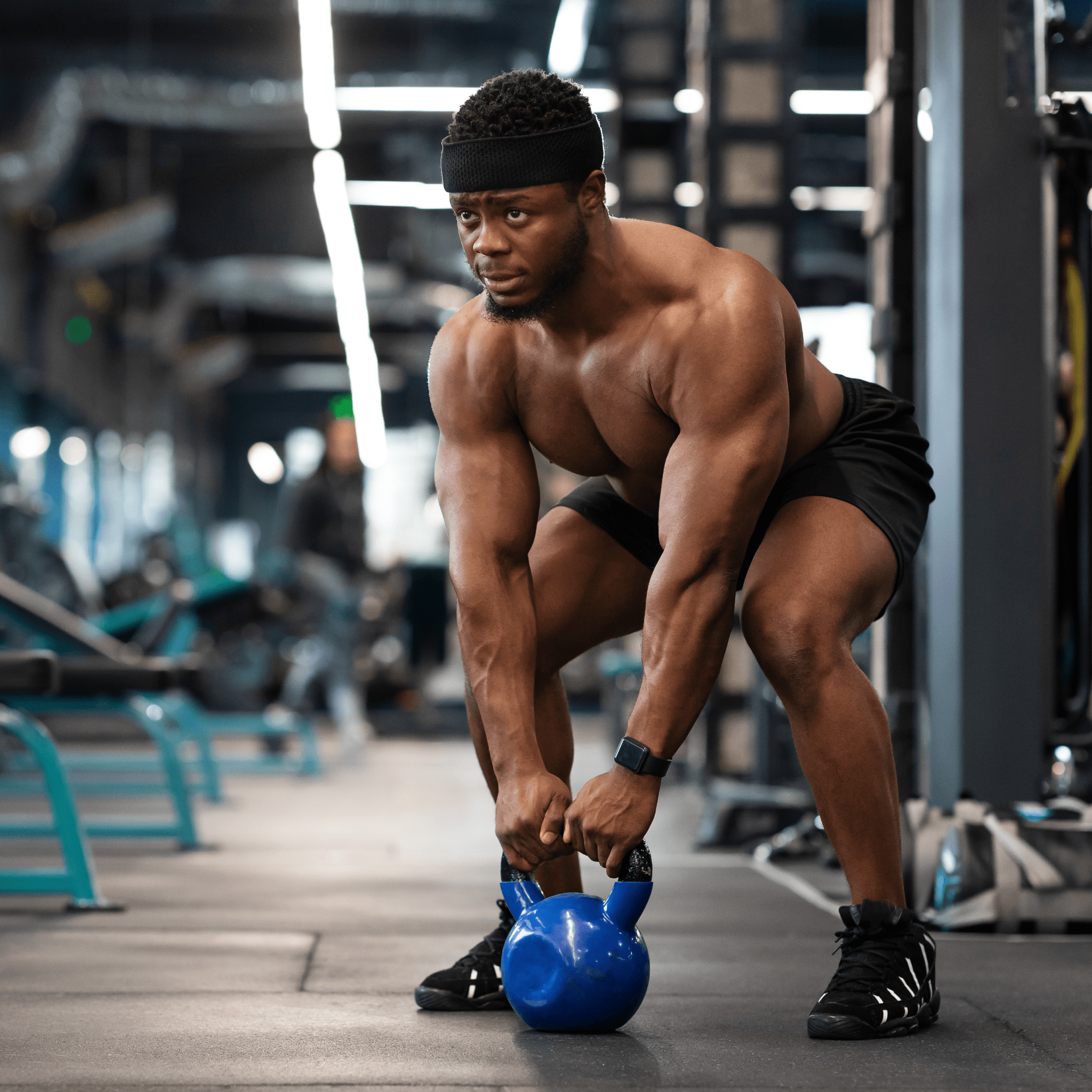 En man som håller på att utföra en kettlebell -gunga