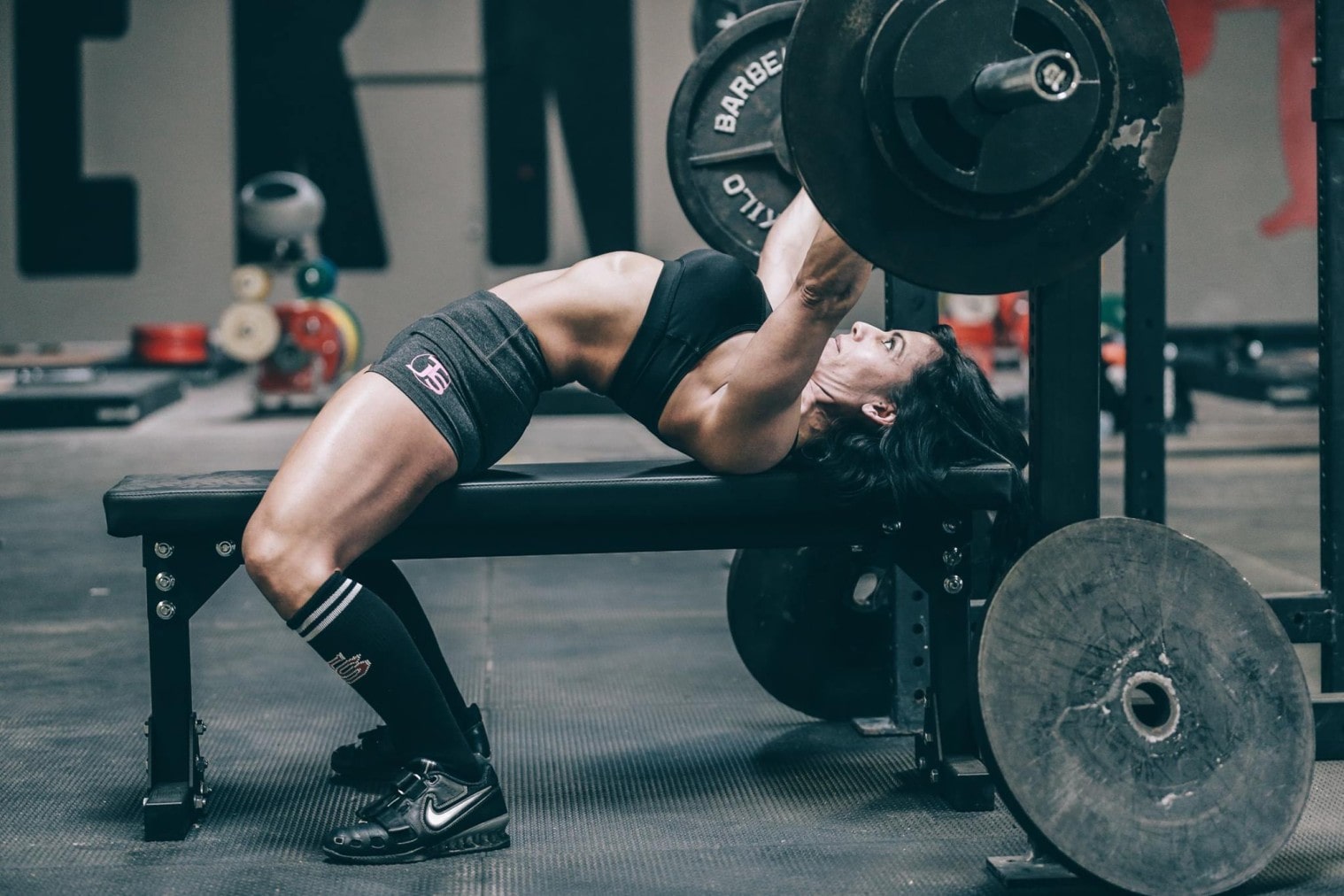 Marisa Inda bench pressing