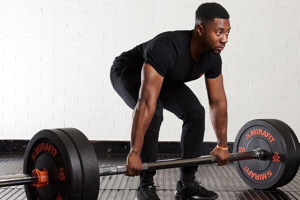 En man som utför deadlifts